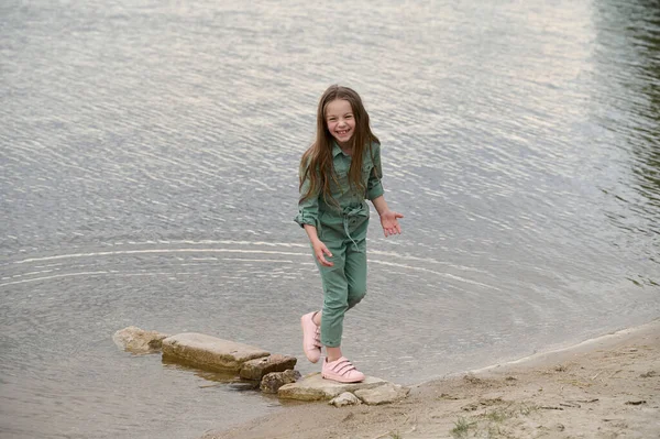 Porträt Eines Lachenden Kleinen Mädchens Auf Dem Flussband — Stockfoto