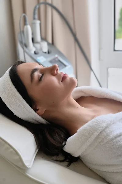 Gezondheid Schoonheid Resort Ontspanning Concept Jonge Vrouw Spa Salon Krijgen — Stockfoto