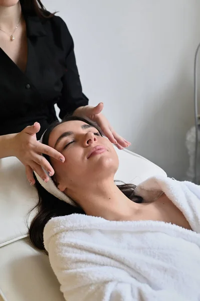 Gezondheid Schoonheid Resort Ontspanning Concept Jonge Vrouw Spa Salon Krijgen — Stockfoto