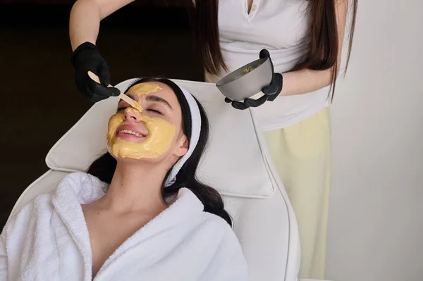 Face Peeling Mask Spa Beauty Treatment Skincare Woman Getting Facial — Stock Photo, Image