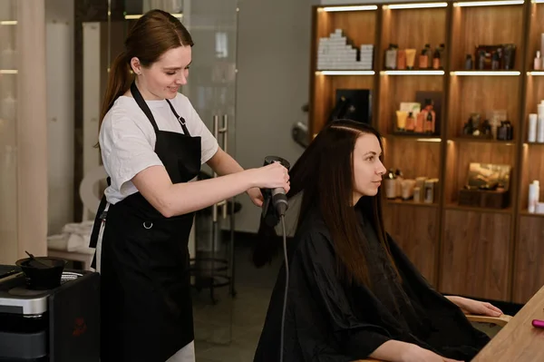 Female Hairdresser Makes Styling Hair Beautiful Young Caucasian Woman Beauty — Stock Photo, Image