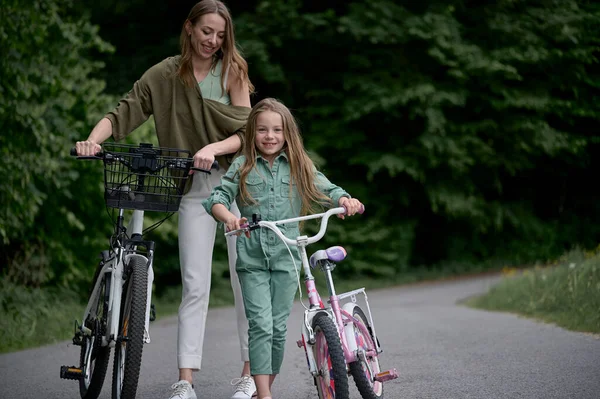 Maman Fille Font Vélo Dans Parc Enfants Vacances Été Concept — Photo