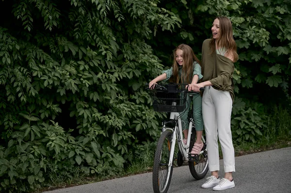 Mom Daughter Cycling Park Children Summer Vacation Concept — Stock Photo, Image