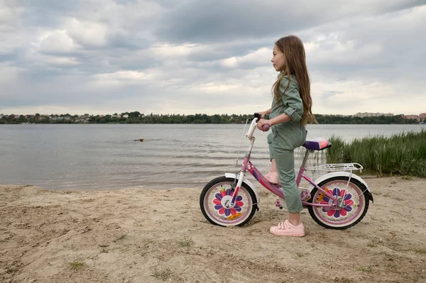 Happy Cheerful Child Girl Her Bike River Band Natur — Stock Photo, Image
