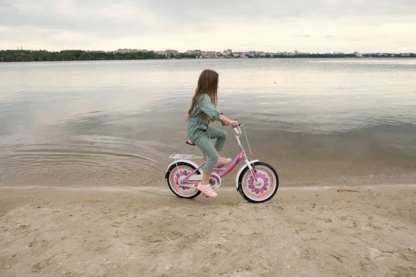 Счастливая Жизнерадостная Девочка Велосипедом Речной Полосе Природе — стоковое фото