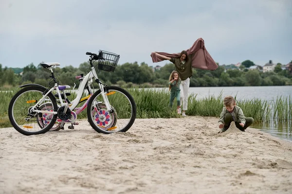 Young Mother Playing Her Two Children Bicycles — Stock Photo, Image