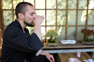 Bahçe çardağında geleneksel çay seremonisi.