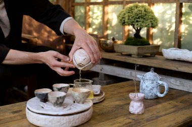 Bahçe çardağında geleneksel çay seremonisi.