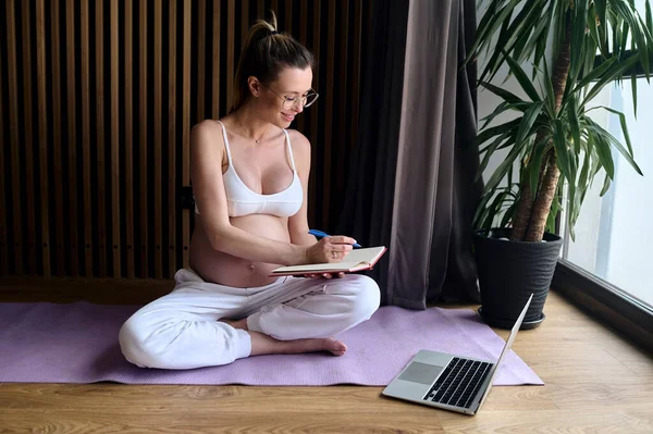 Beautiful Pregnant Business Woman Glasses Sitting Floor Mat Using Laptop — Stock Photo, Image