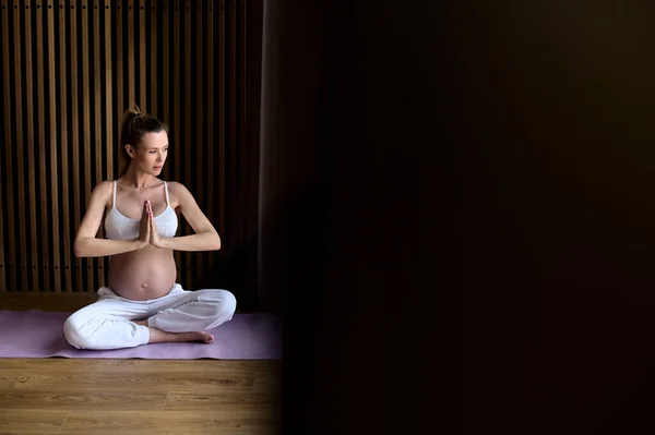 美しい妊婦体操を自宅 — ストック写真