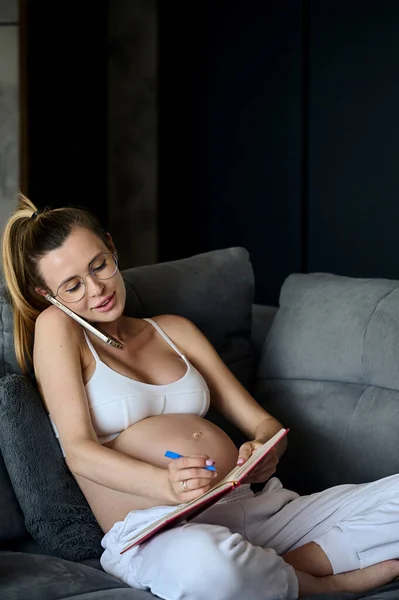 Beautiful Pregnant Business Woman Working Home Sitting Sofa Living Room — 스톡 사진