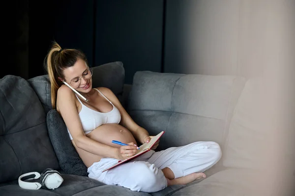 Beautiful Pregnant Business Woman Working Home Sitting Sofa Living Room — Fotografia de Stock