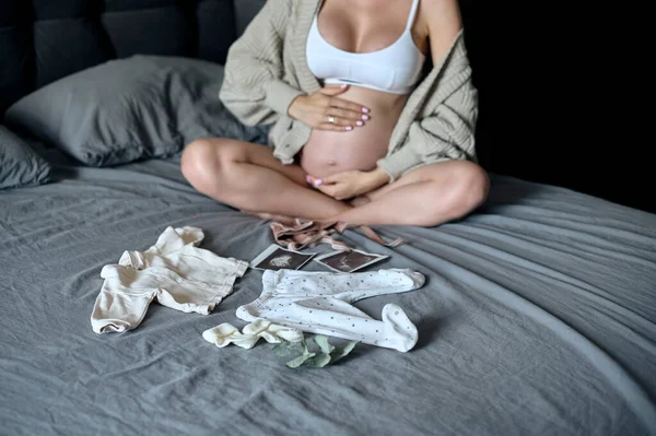 Bela Mãe Grávida Com Roupas Brancas Bebê Mulher Grávida Que — Fotografia de Stock