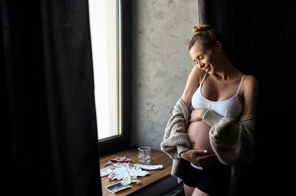 Mladý Krásný Těhotná Žena Stojící Blízkosti Okna Doma — Stock fotografie