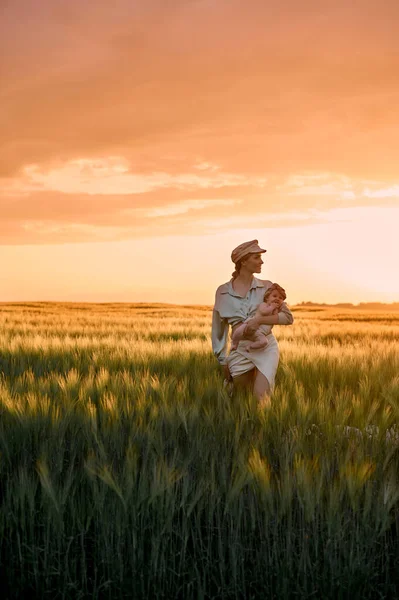Portrait Young Mother Baby Her Arms Sunset Field Happy Family — Stockfoto