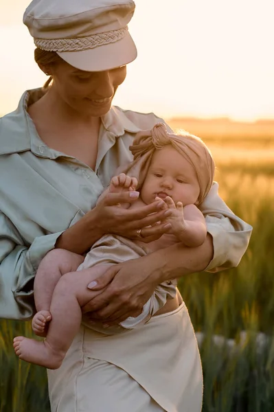 Gün Batımında Tarlada Kucağında Bir Bebekle Genç Bir Annenin Portresi — Stok fotoğraf