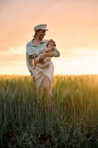 Portrait Young Mother Baby Her Arms Sunset Field Happy Family —  Fotos de Stock