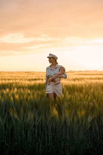 Portrait Young Mother Baby Her Arms Sunset Field Happy Family — Stockfoto