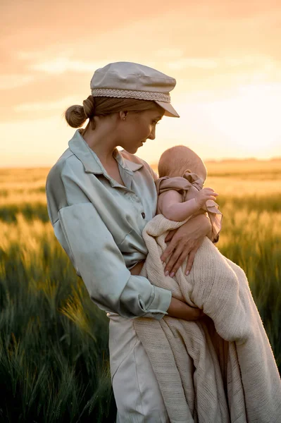 Portrait Young Mother Baby Her Arms Sunset Field Happy Family — Fotografia de Stock