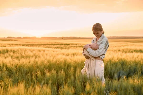 Een Portret Van Een Jonge Moeder Met Een Baby Haar — Stockfoto