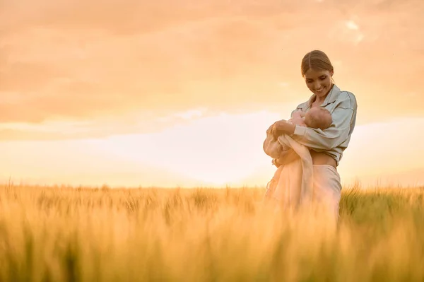 Portrait Young Mother Baby Her Arms Sunset Field Happy Family — Stockfoto