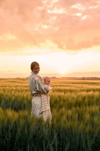 Portrait Young Mother Baby Her Arms Sunset Field Happy Family —  Fotos de Stock