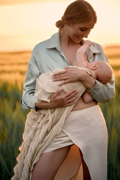 Portrait Young Mother Baby Her Arms Sunset Field Happy Family — Fotografia de Stock