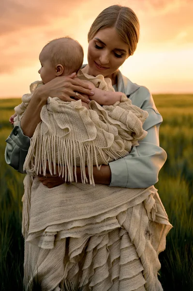 Portrait Young Mother Baby Her Arms Sunset Field Happy Family — Zdjęcie stockowe