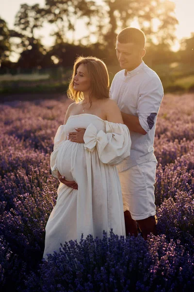 Portrait Young Beautiful Pregnant Couple Lavender Field Sunset Happy Family — Stock fotografie