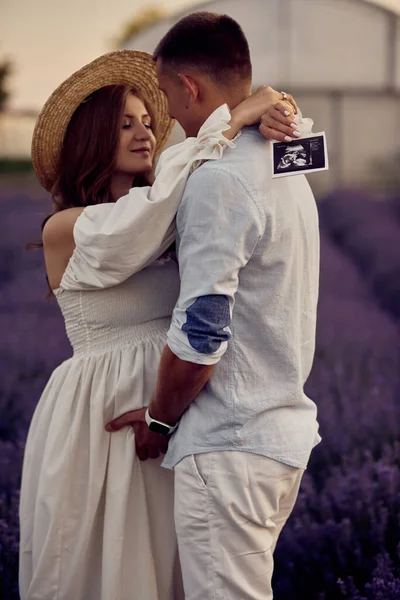 Portrait Young Beautiful Pregnant Couple Lavender Field Sunset Holding First — Fotografia de Stock