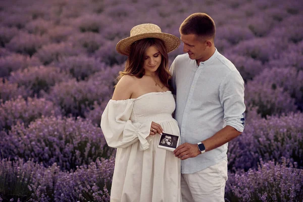 Portrait Young Beautiful Pregnant Couple Lavender Field Sunset Holding First — Foto de Stock