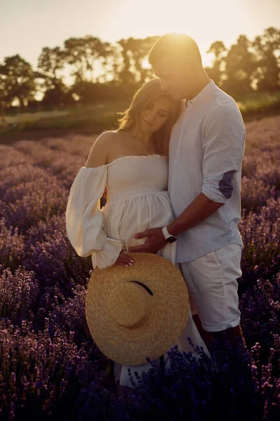 Portrét Mladého Krásného Těhotného Páru Levandulovém Poli Při Západu Slunce — Stock fotografie