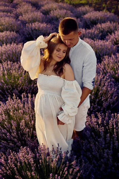 Ritratto Una Giovane Bella Coppia Incinta Campo Lavanda Tramonto Concetto — Foto Stock