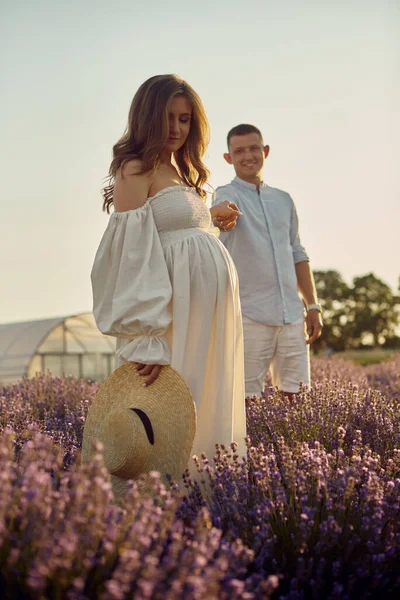 Young Beautiful Pregnant Couple Walking Lavender Field Sunset Happy Family — Fotografia de Stock