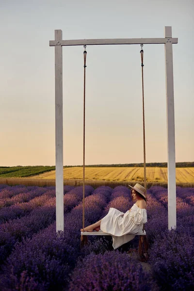 Young Beautiful Pregnant Girl Swing Lavender Field Sunset — ストック写真