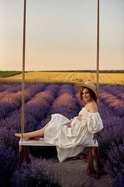 Young Beautiful Pregnant Girl Swing Lavender Field Sunset — ストック写真