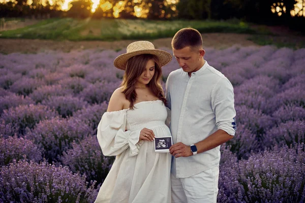 Portrait Young Beautiful Pregnant Couple Lavender Field Sunset Holding First — Fotografia de Stock