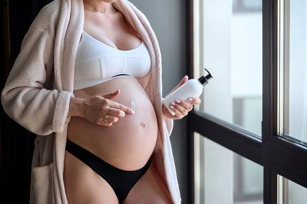 Portrait Beautiful Pregnant Woman Bathrobe Towel Applies Cream Her Belly — Stockfoto