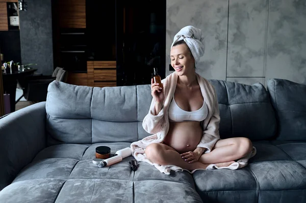 Portrait Beautiful Pregnant Woman Sitting Sofa Doing Morning Self Care — ストック写真