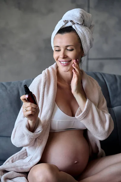 Portrait Beautiful Pregnant Woman Sitting Sofa Doing Morning Self Care — Photo