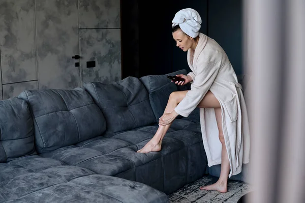 Portrait Beautiful Pregnant Woman Sitting Sofa Doing Morning Self Care — Stockfoto