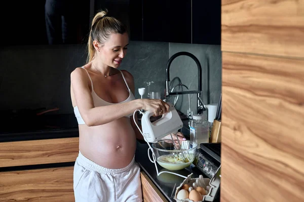 Beautiful Pregnant Woman Making Fruits Smoothies Blender Healthy Pregnant Eating — Stockfoto