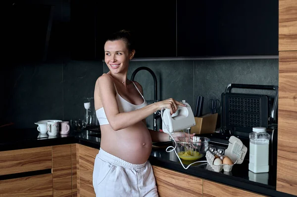 Beautiful Pregnant Woman Making Fruits Smoothies Blender Healthy Pregnant Eating — Fotografia de Stock