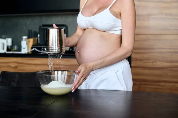Beautiful Pregnant Woman Making Fruits Smoothies Blender Healthy Pregnant Eating – stockfoto