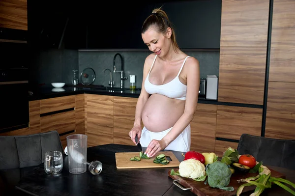 Mulher Grávida Bonita Fazendo Smoothies Frutas Com Liquidificador Conceito Estilo — Fotografia de Stock