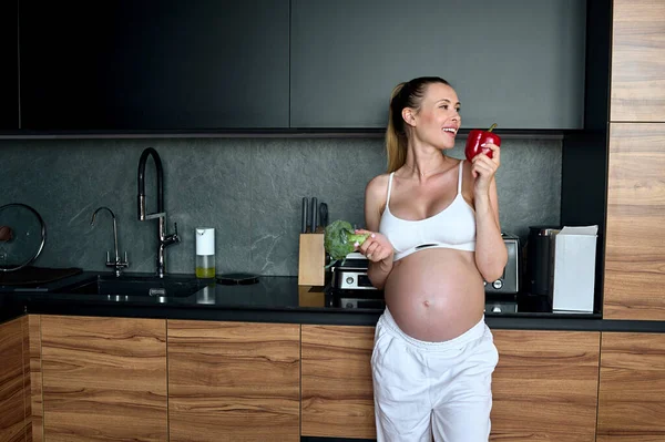 Beautiful Pregnant Woman Making Fruits Smoothies Blender Healthy Pregnant Eating – stockfoto