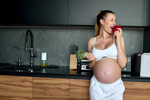 Beautiful Pregnant Woman Making Fruits Smoothies Blender Healthy Pregnant Eating — Fotografia de Stock