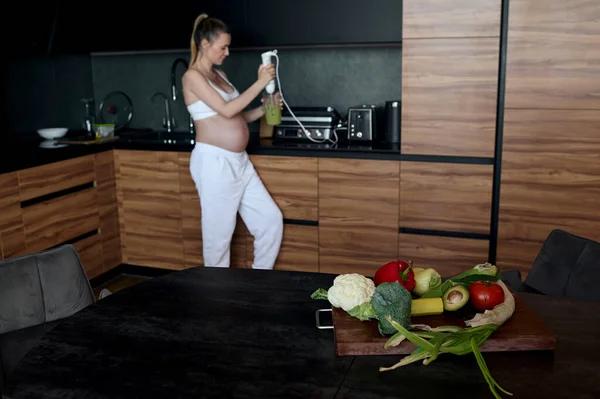 Beautiful Pregnant Woman Making Fruits Smoothies Blender Healthy Pregnant Eating – stockfoto