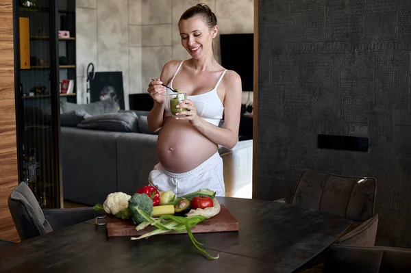 Beautiful Pregnant Woman Making Fruits Smoothies Blender Healthy Pregnant Eating — ストック写真