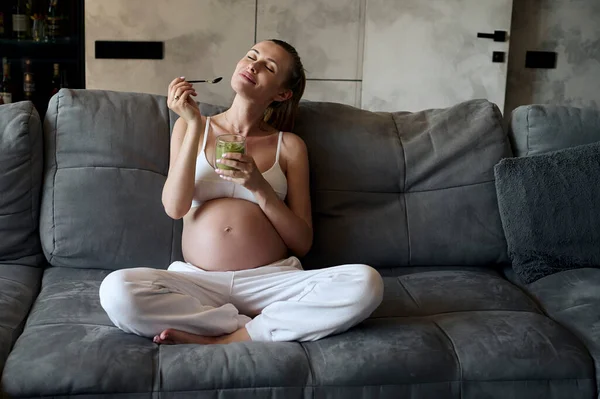Pregnant Woman Eating Smoothie Living Room Healthy Pregnant Eating Lifestyle — Fotografia de Stock